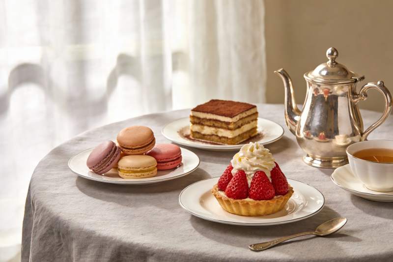 精致下午茶甜点与茶具摆盘图片