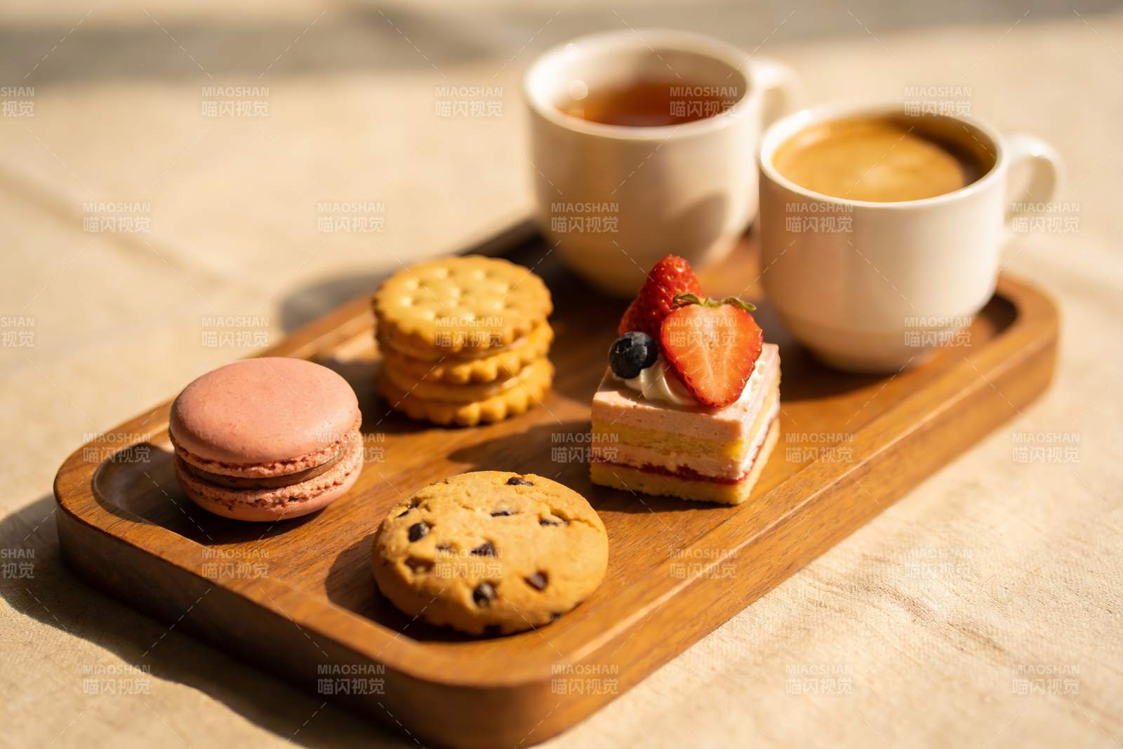 木质托盘上的甜点与饮品图片