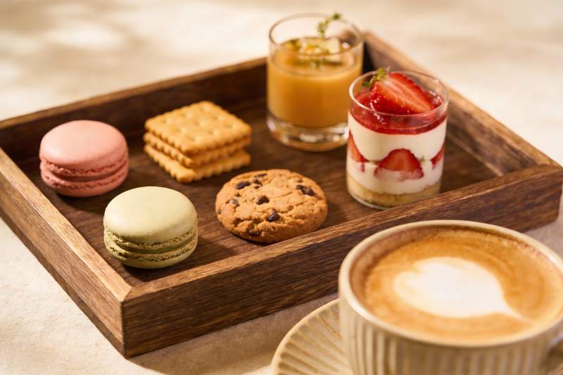 木质托盘上的甜点与饮品图片