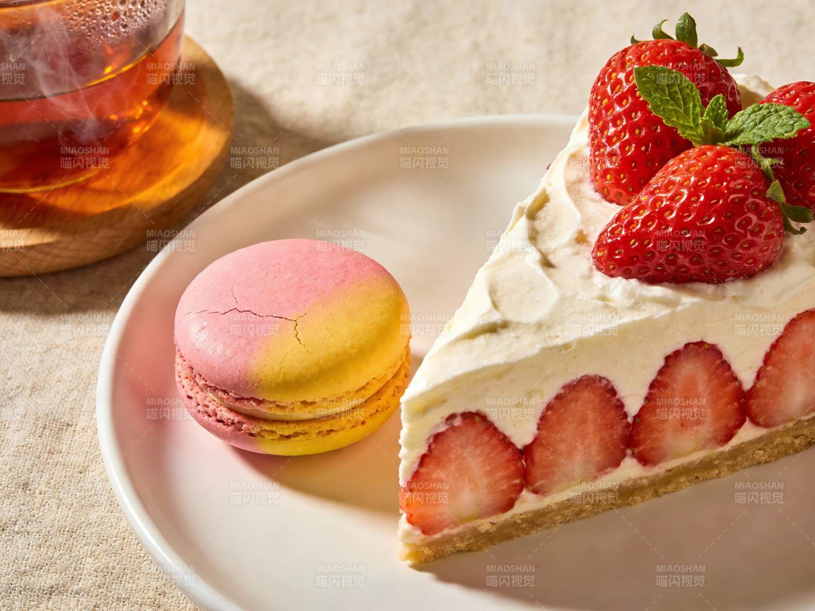 草莓蛋糕与马卡龙的美味组合图片