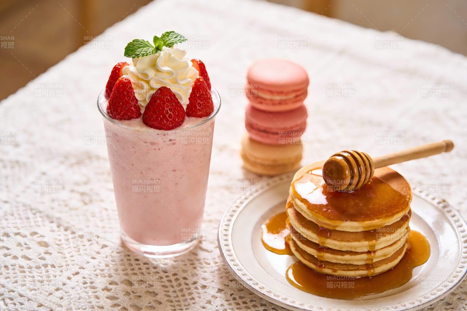 草莓奶昔配松饼与马卡龙图片