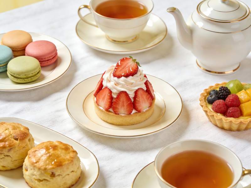 精致下午茶甜点与茶具摆盘图片