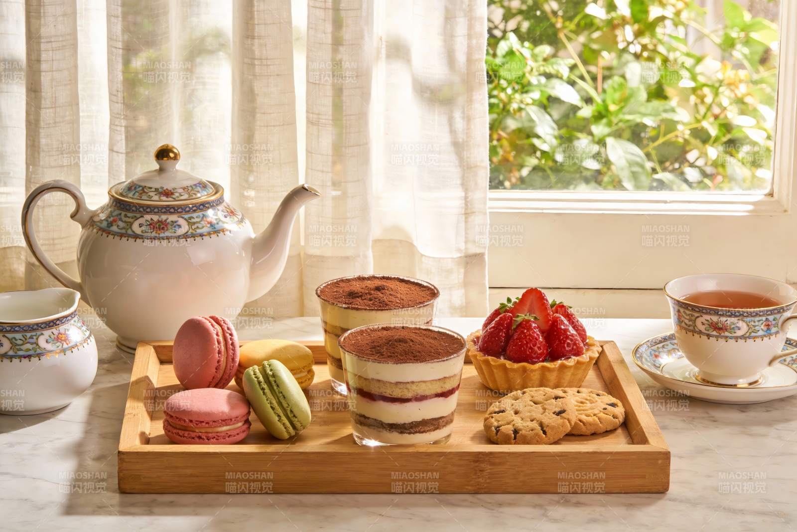 窗边下午茶时光甜点与茶具图片