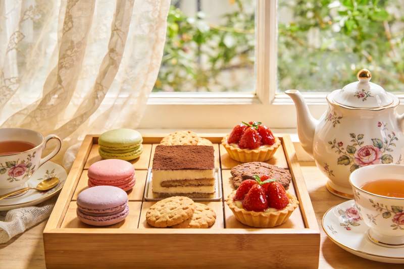 窗边下午茶点心与茶具图片