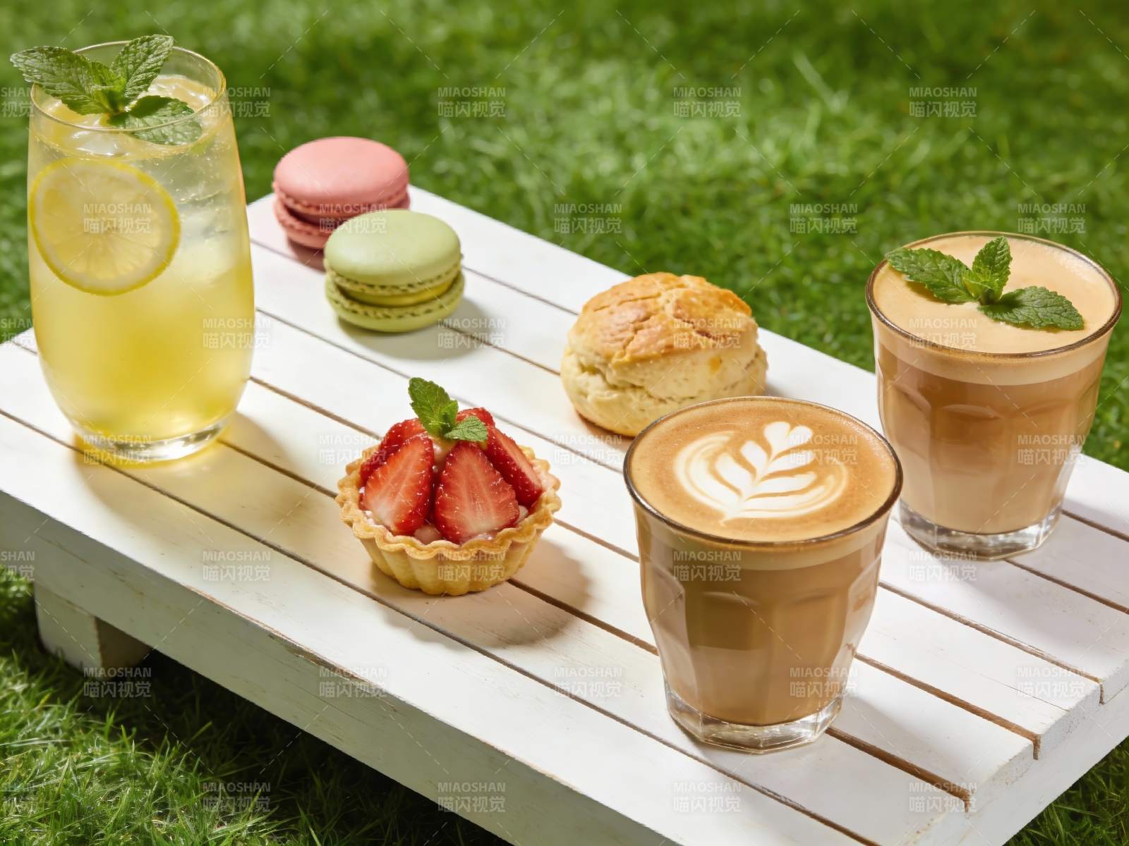 户外草地上美食饮品摆盘图片