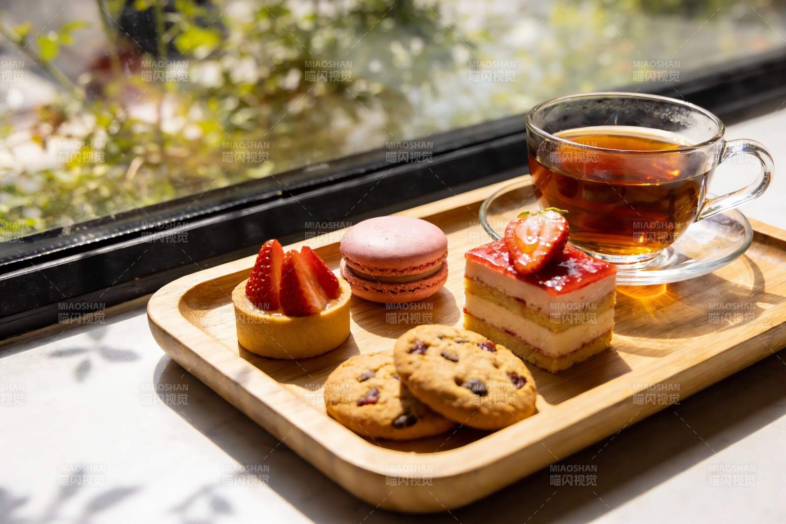 窗边下午茶甜点与红茶图片