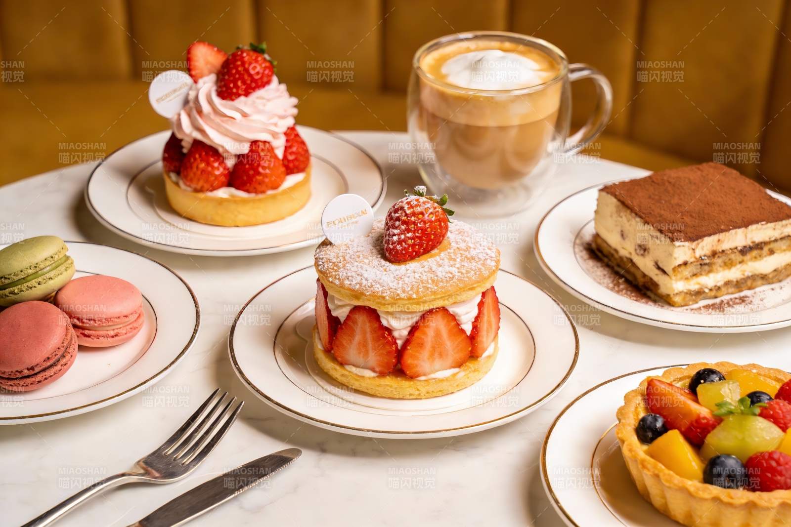 精致甜品与咖啡摆盘图片