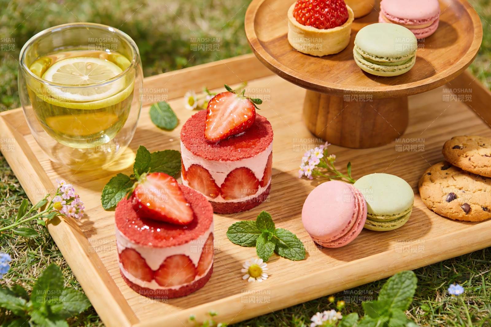 户外草莓甜点茶饮摆盘图片