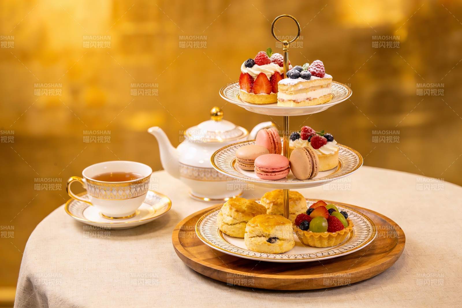 精致下午茶甜点与茶具摆盘图片