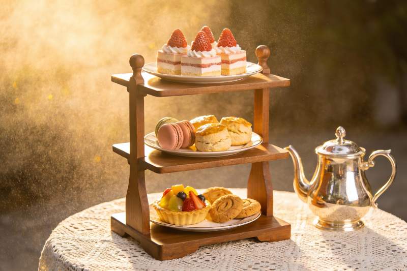 三层点心架上的精致下午茶图片