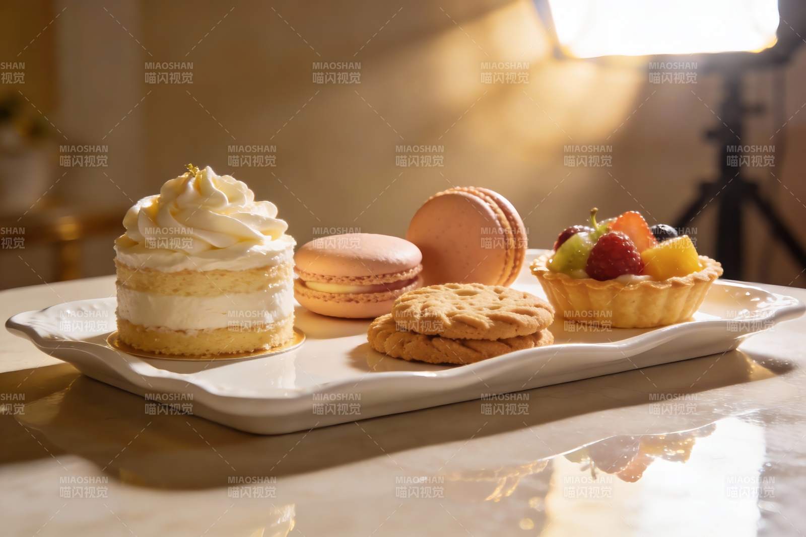 精致甜点摆盘光影效果图片