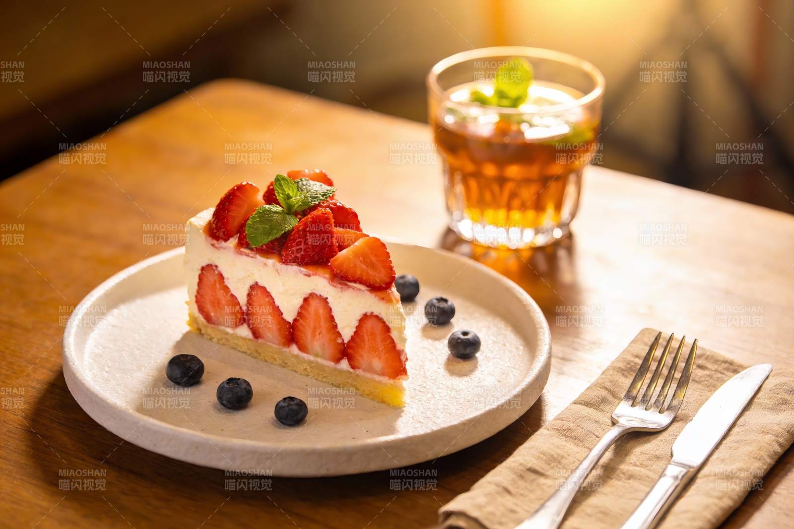 草莓蛋糕配饮品图片