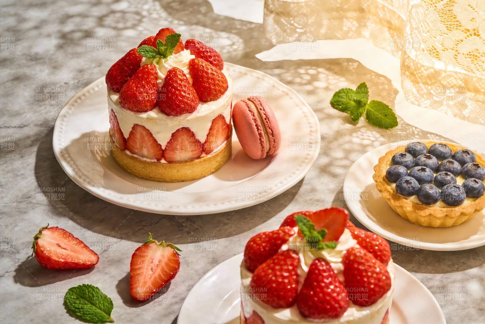 草莓奶油蛋糕与马卡龙甜点图片