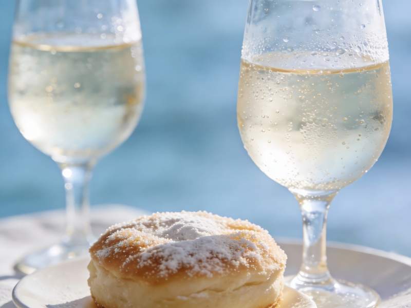 甜点与香槟的惬意时光图片