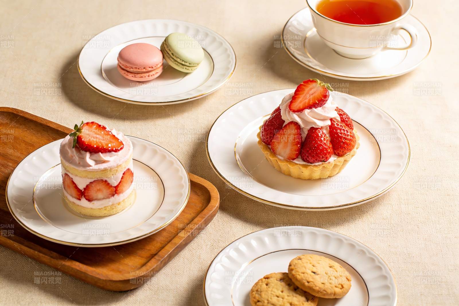 精致草莓甜点与茶饮摆盘图片