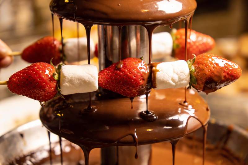巧克力草莓串蘸巧克力图片