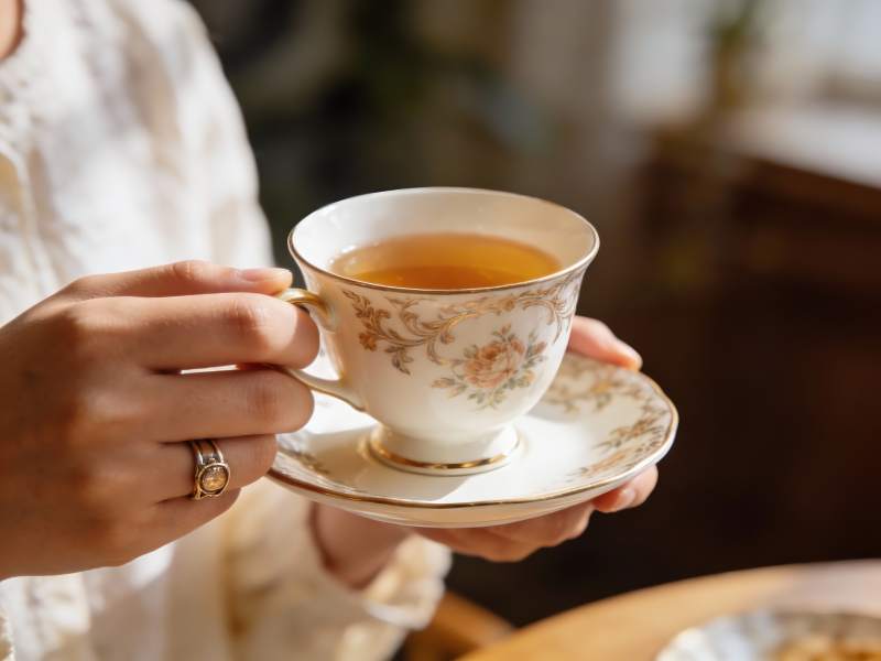 手持精美茶杯品茗图片