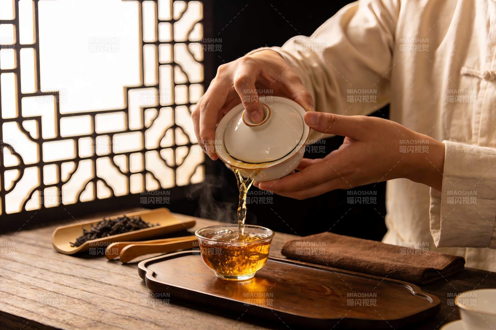 传统茶艺师冲泡功夫茶图片