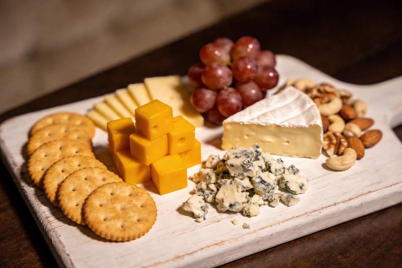 美味奶酪拼盘配饼干葡萄图片