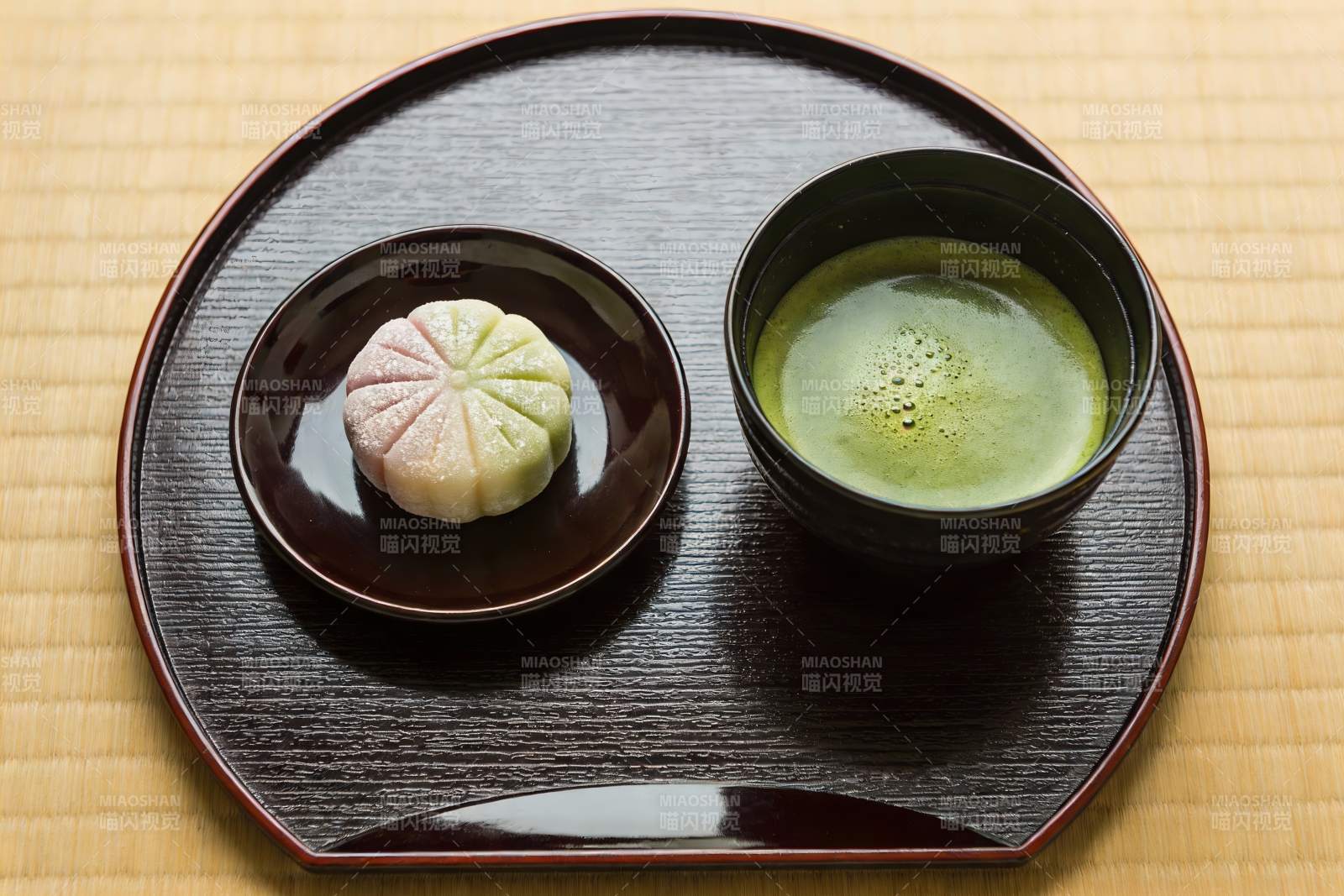 抹茶与和果子的精致摆盘图片