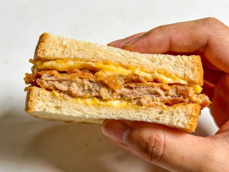 手握三明治特写图片