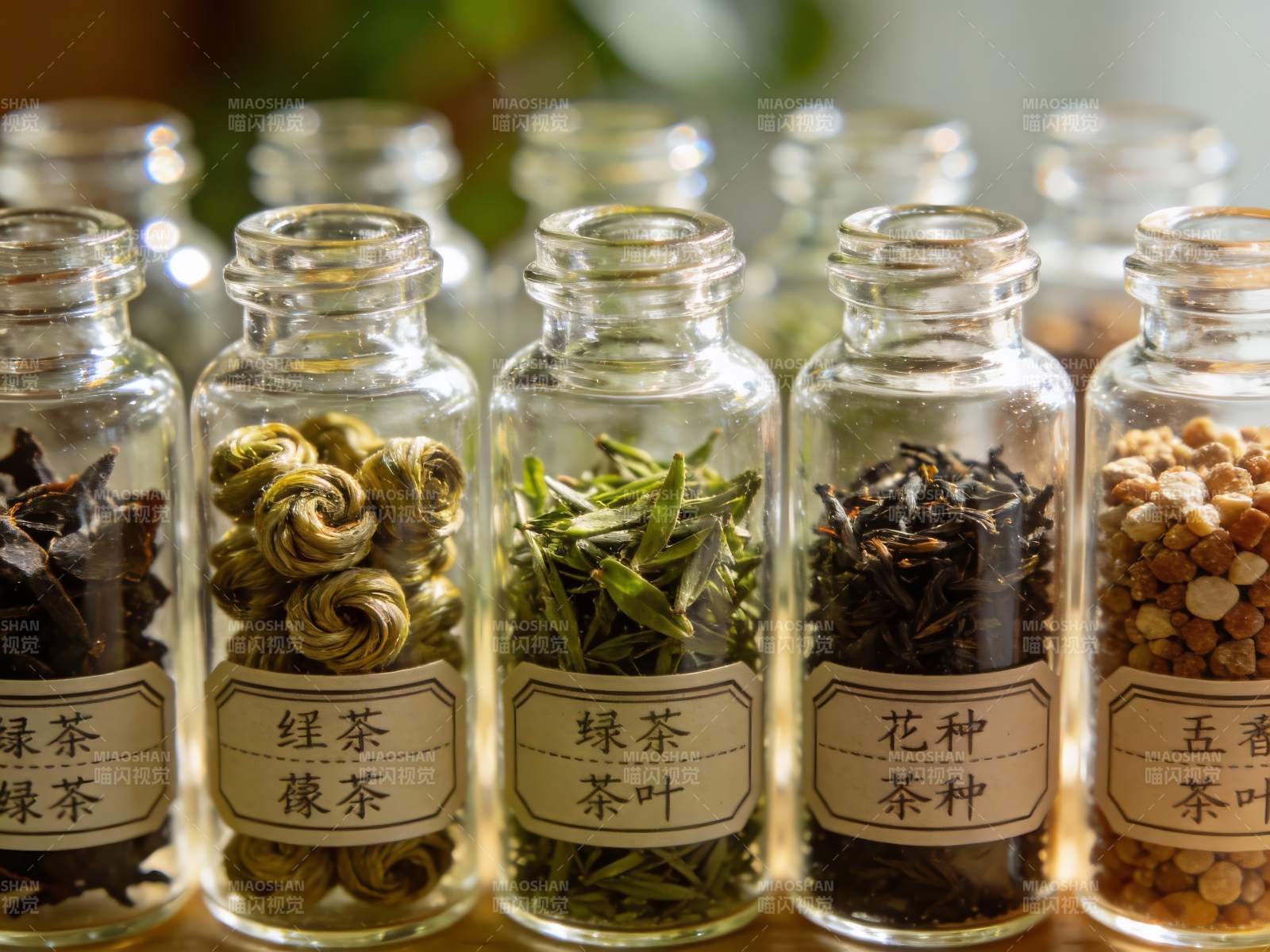 多种茶叶装瓶展示图片