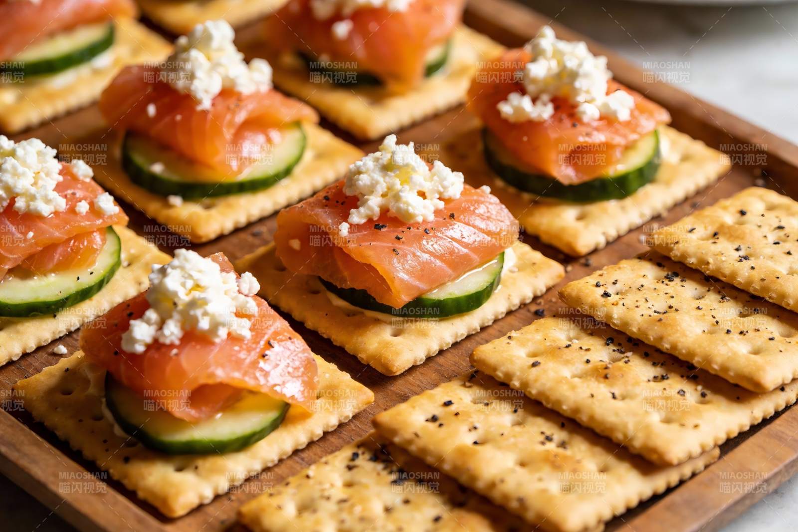 三文鱼黄瓜饼干小吃摆盘图片