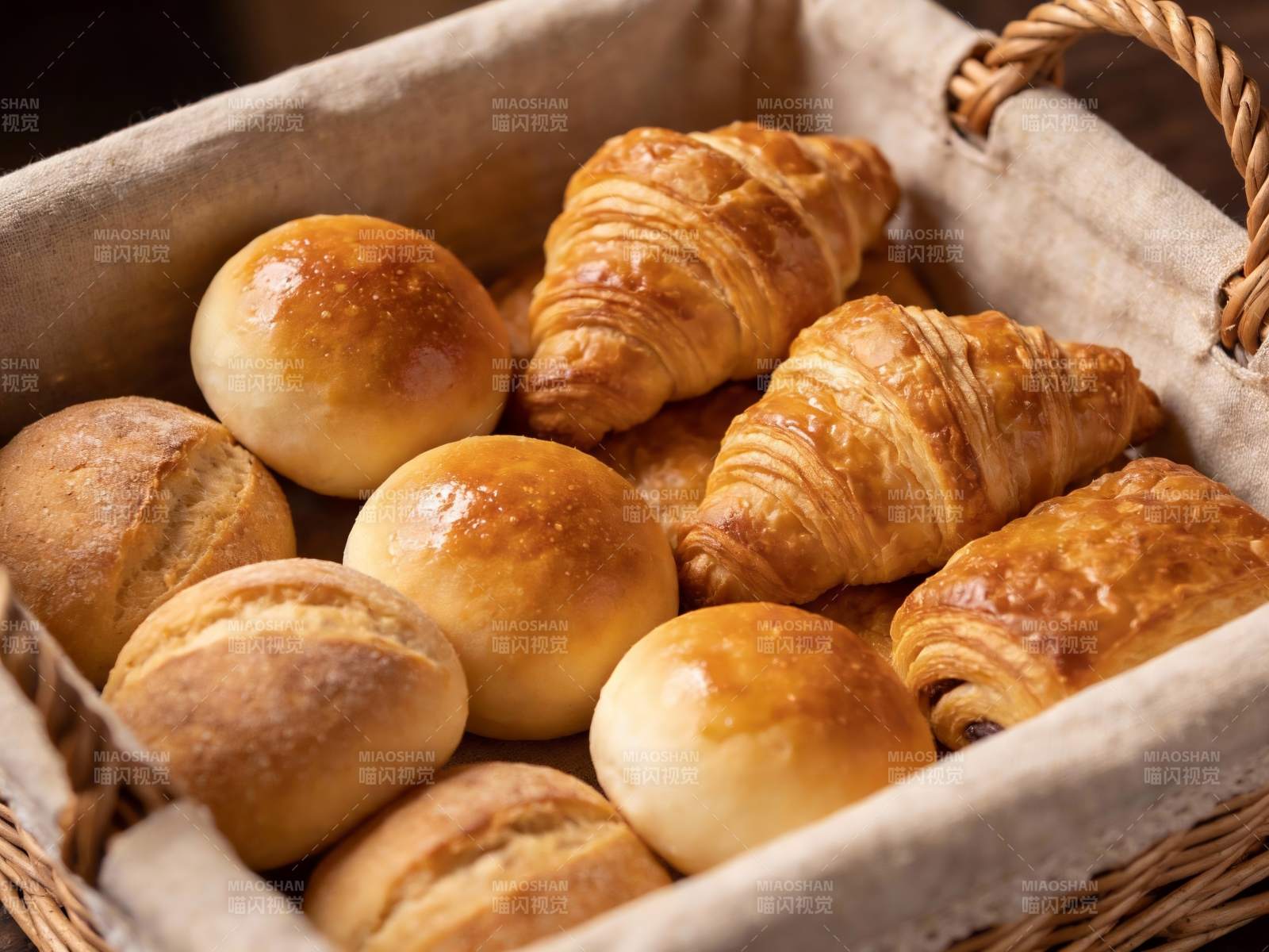 篮中各式金黄面包诱人图片