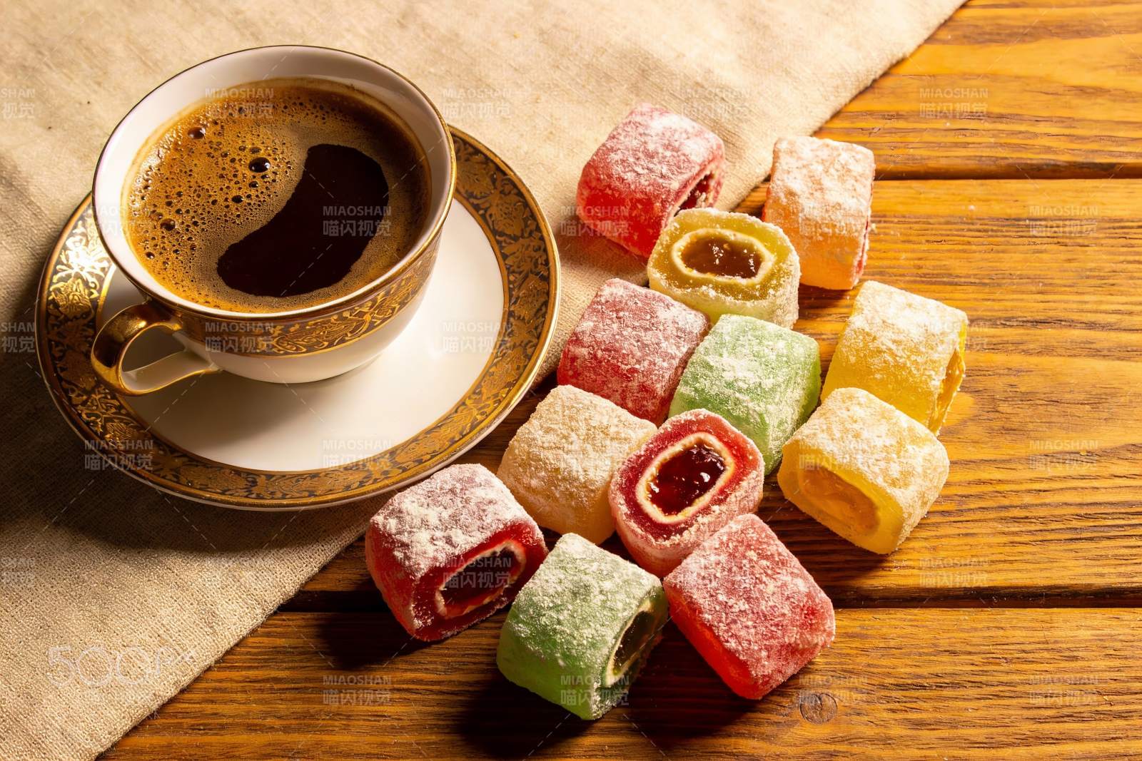 咖啡与彩色糖果木桌摆拍图片