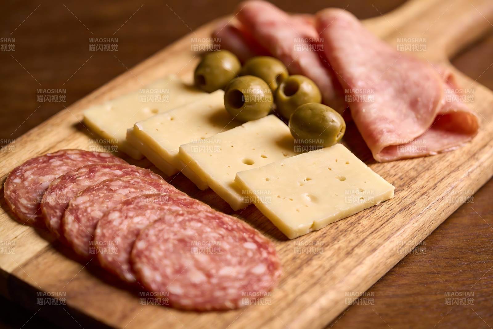 木质砧板上的美食拼盘图片