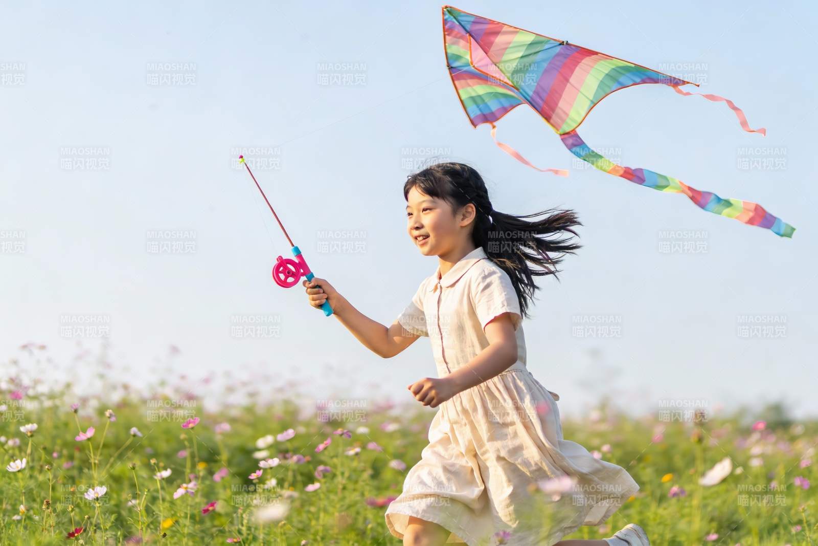 小女孩花田放风筝图片