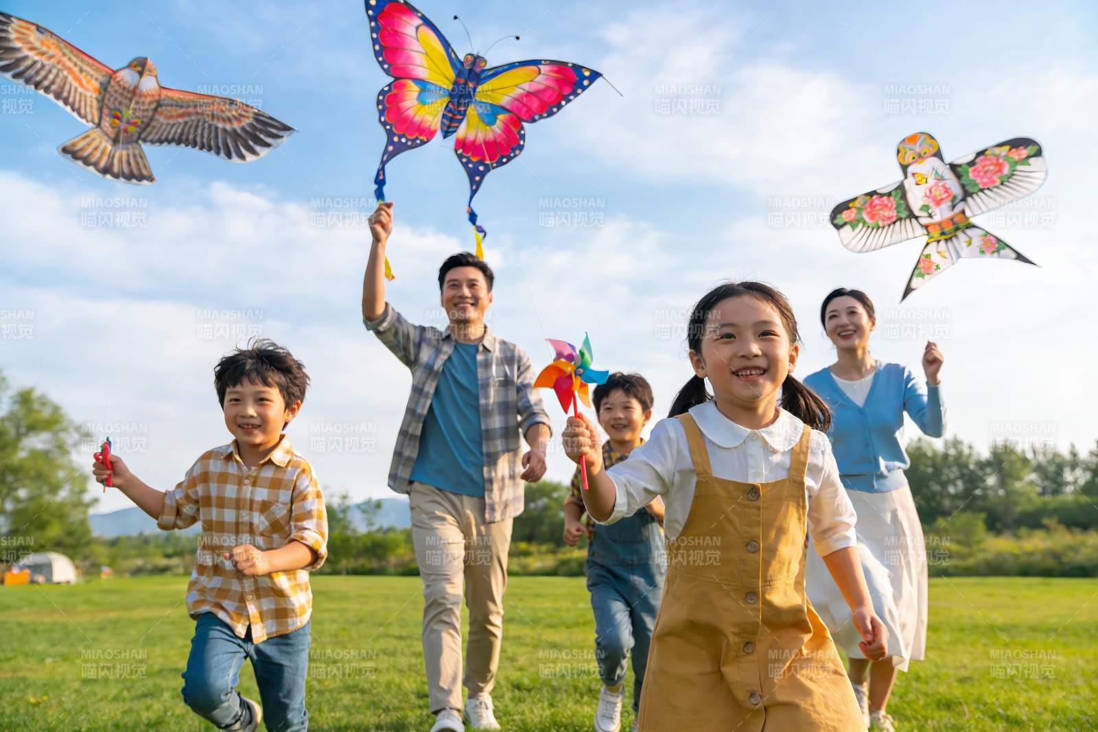 家庭户外放风筝欢乐场景图片