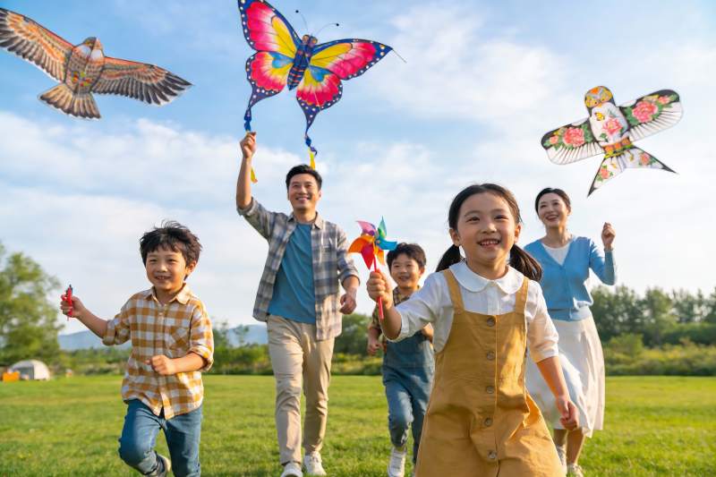 家庭户外放风筝欢乐场景图片