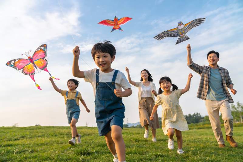 家庭户外放风筝欢乐场景图片