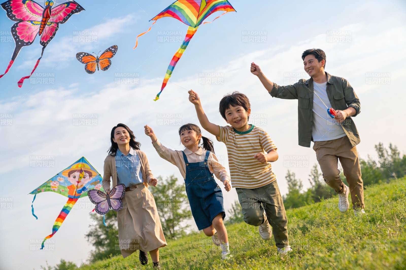 一家四口草地上放风筝图片