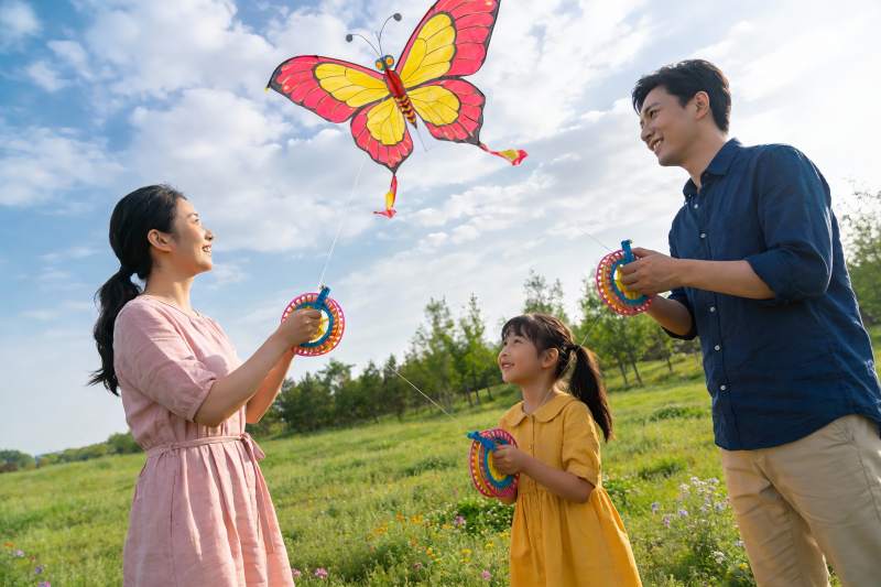 三口之家户外放飞蝴蝶风筝图片