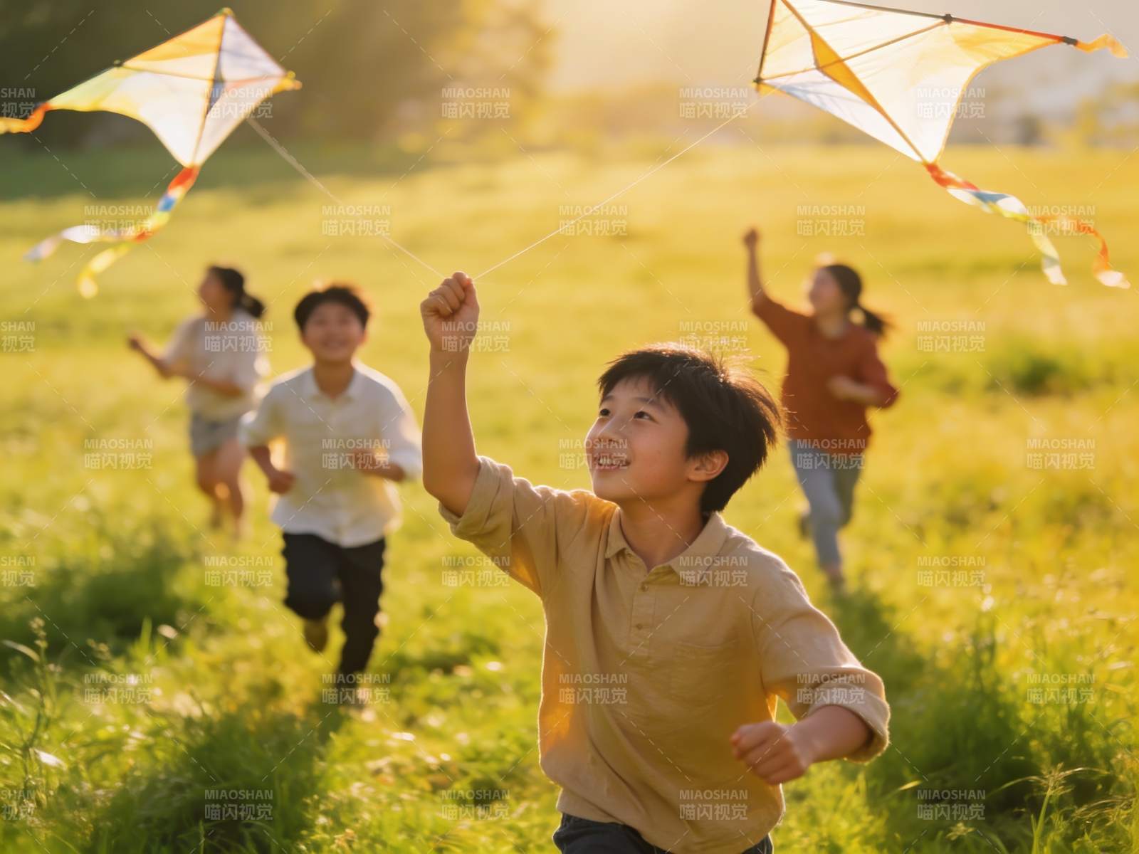 儿童草地上放风筝欢乐场景图片
