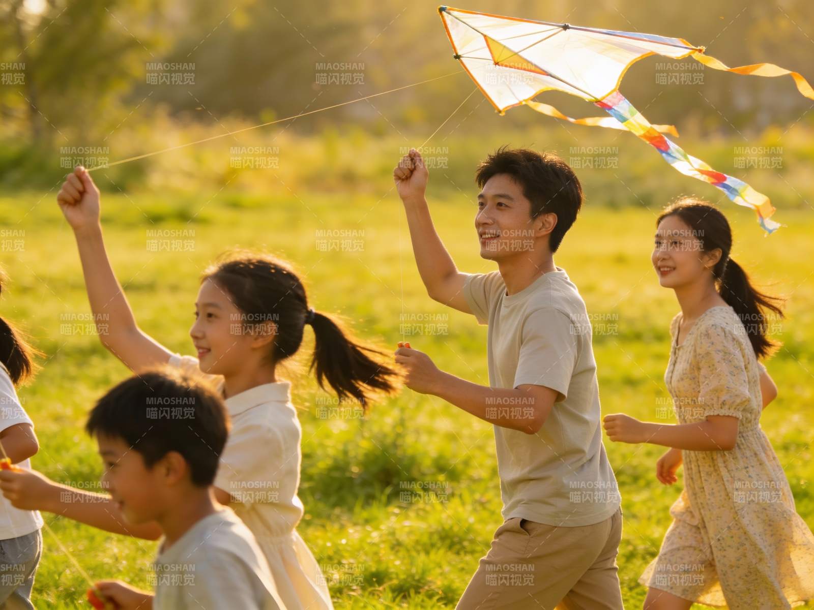 一家人在户外放风筝图片