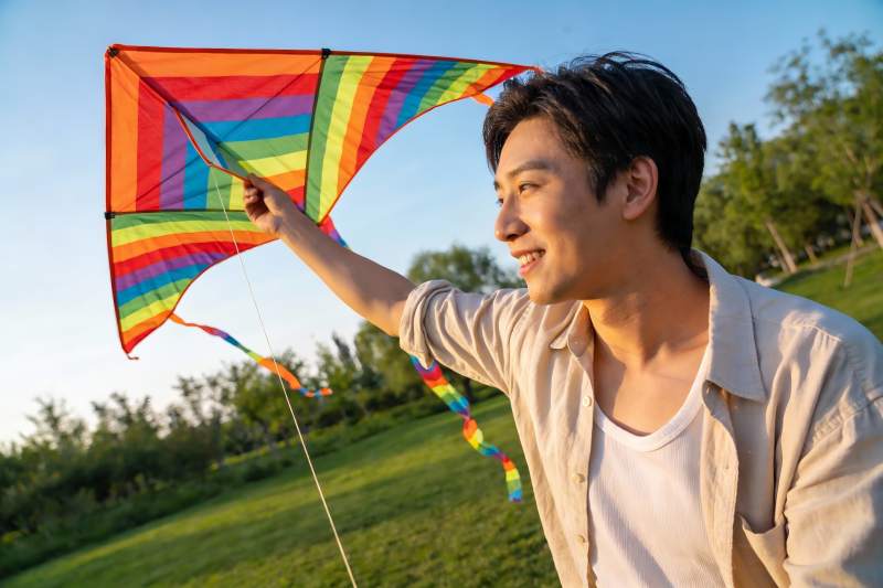 青年户外放风筝图片