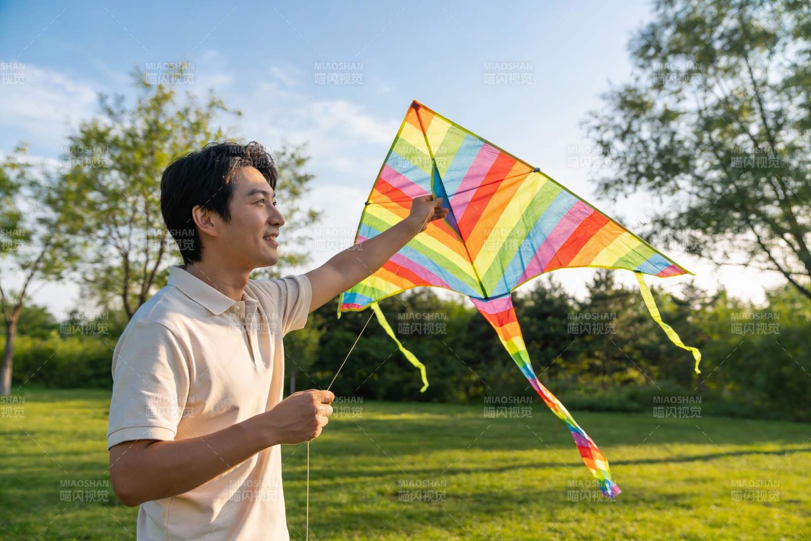 青年男子户外放风筝图片