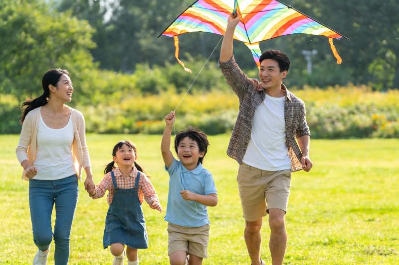 家庭户外放风筝欢乐场景图片