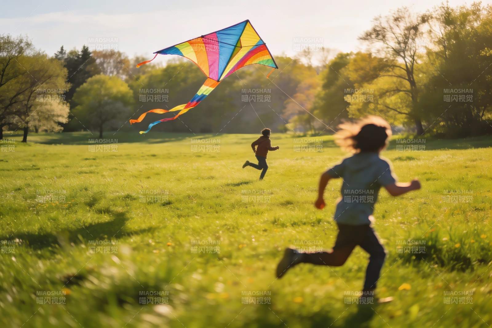 孩童草地上放风筝图片