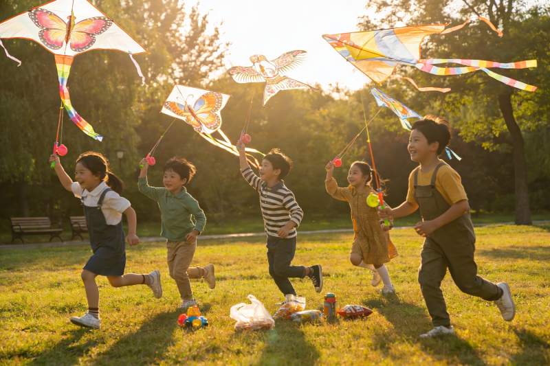 孩子们户外放风筝欢乐奔跑图片