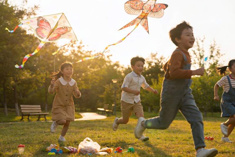 孩子们户外放风筝欢乐奔跑图片