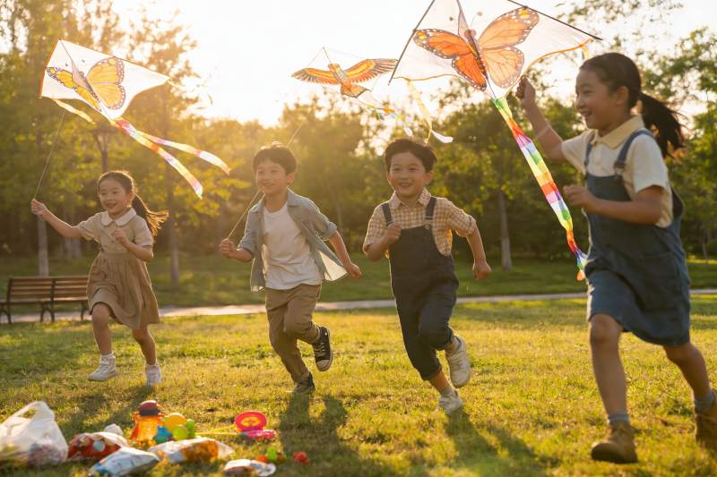 孩子们户外放风筝欢乐奔跑图片