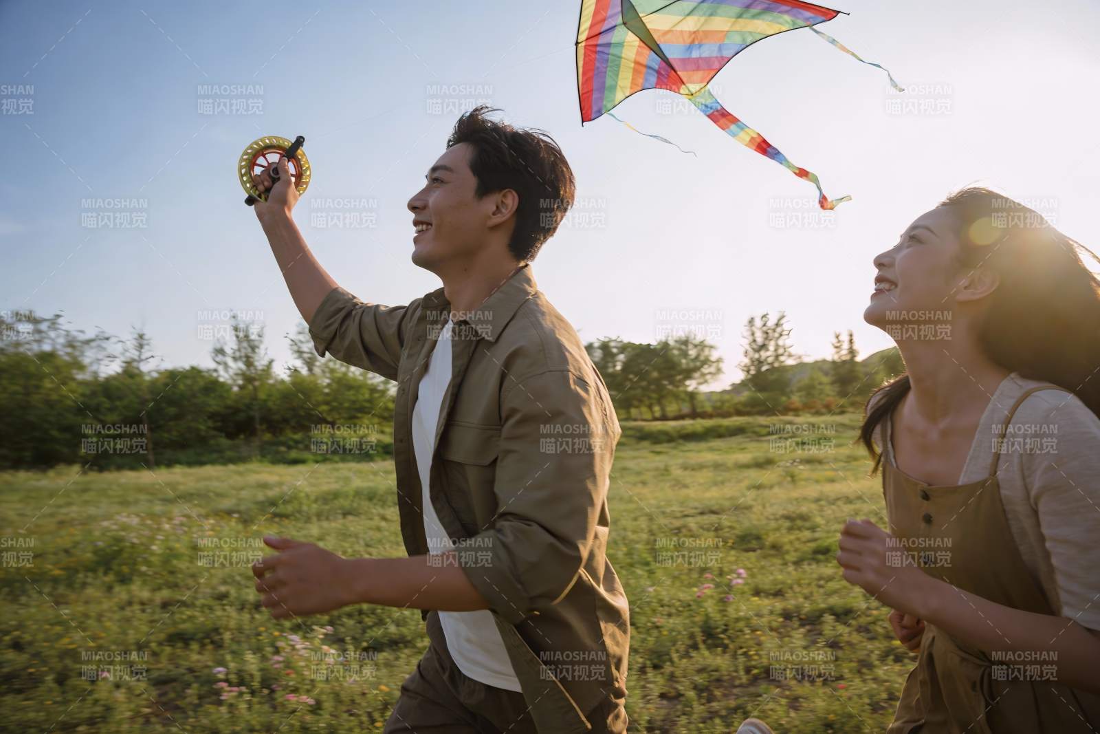 情侣草地上放风筝图片