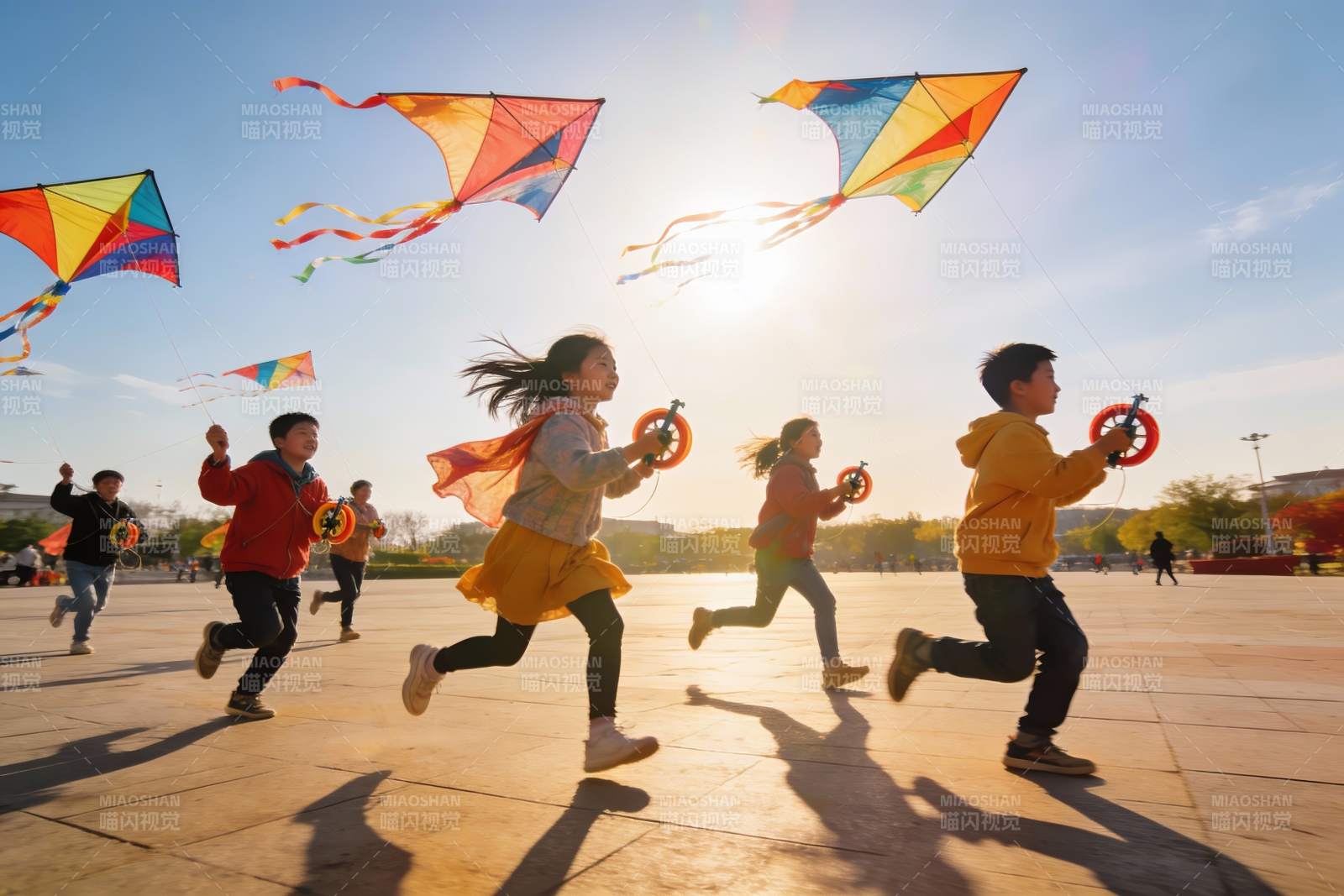 孩子们放风筝欢乐奔跑图片