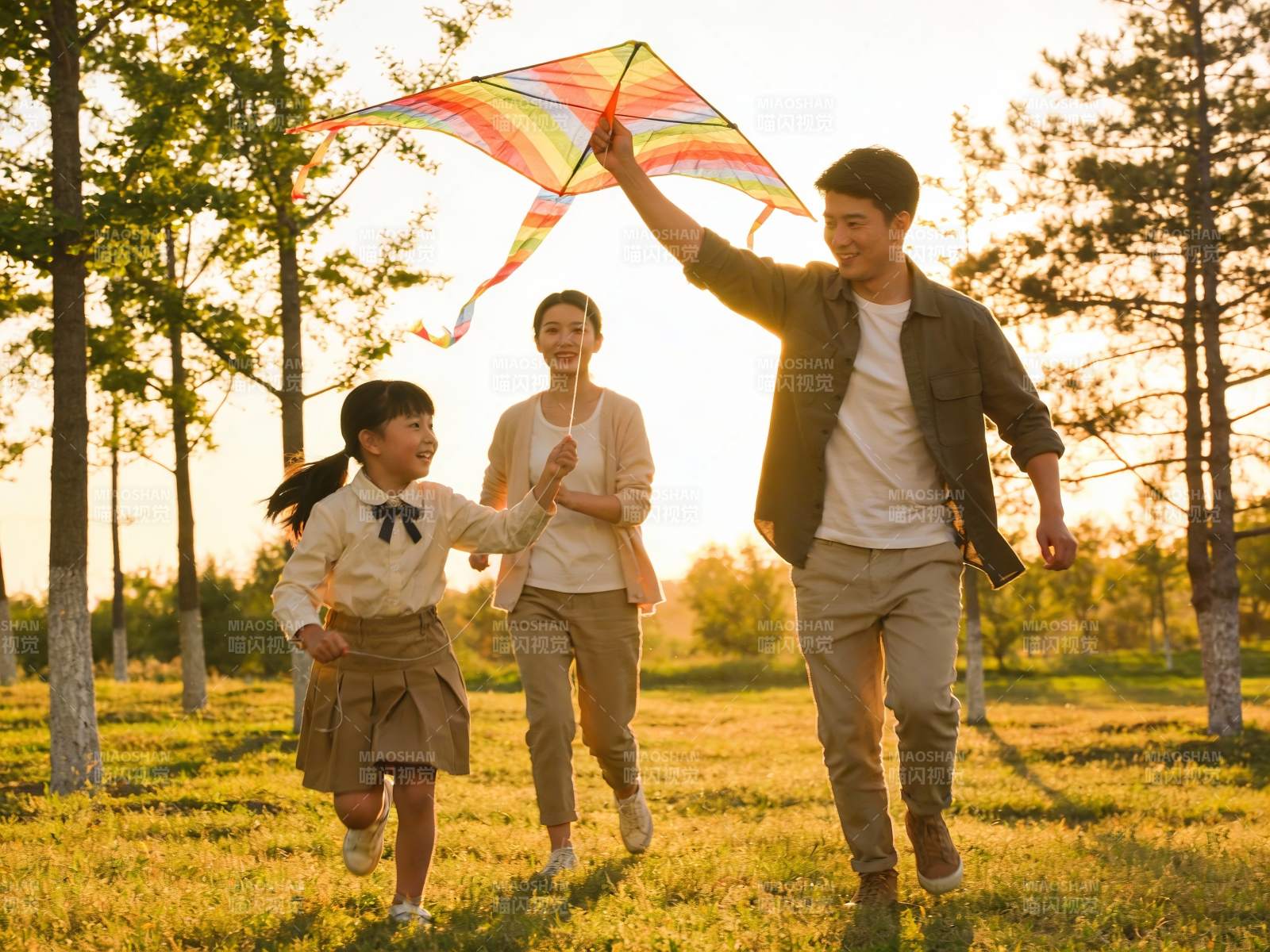 一家三口户外放风筝欢乐场景图片