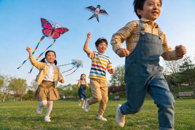 孩子们户外放风筝欢乐奔跑图片