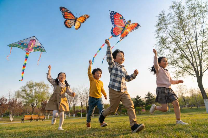 儿童公园放风筝欢乐场景图片